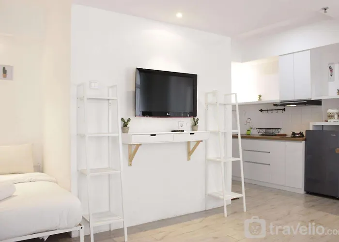 Modern Chic Studio Room At Grand Asia Afrika Apartment By Travelio